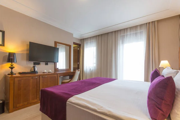 Luxo cama de casal hotel quarto interior — Fotografia de Stock