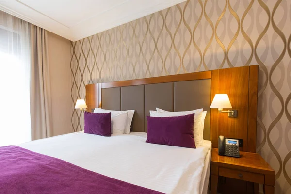 Cama doble de lujo hotel dormitorio interior — Foto de Stock