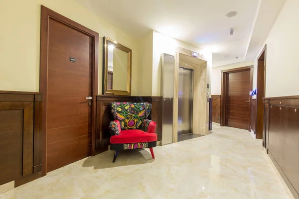Couloir d'hôtel avec sol en marbre, portes et porte ascenseur — Photo