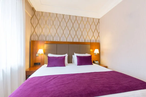 Luksusowe podwójne łóżko hotelowe wnętrze sypialni — Zdjęcie stockowe