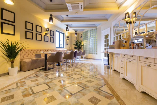 Interior de um restaurante do hotel com mesa buffet — Fotografia de Stock