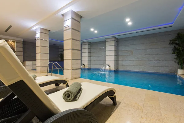 Otel spa ve sağlıklı yaşam merkezinde yüzme havuzu — Stok fotoğraf