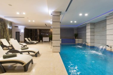Otel spa ve sağlıklı yaşam merkezinde yüzme havuzu