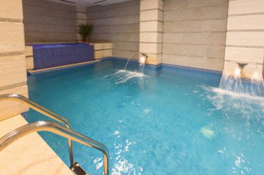 Otel spa ve sağlıklı yaşam merkezinde yüzme havuzu