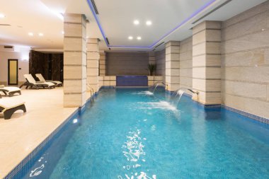 Otel spa ve sağlıklı yaşam merkezinde yüzme havuzu