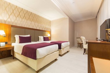 Akşam bir otel odasında iç