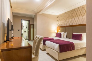 Akşam bir otel odasında iç