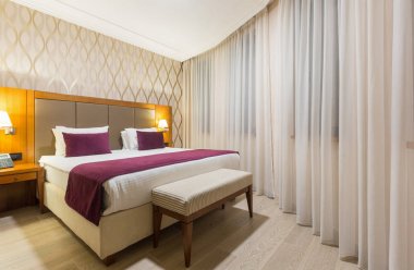 Akşam bir otel odasında iç