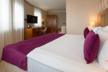 Yeni, modern, çift kişilik bir otel odası.