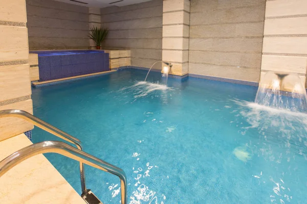 Piscina en el spa y centro de bienestar del hotel — Foto de Stock