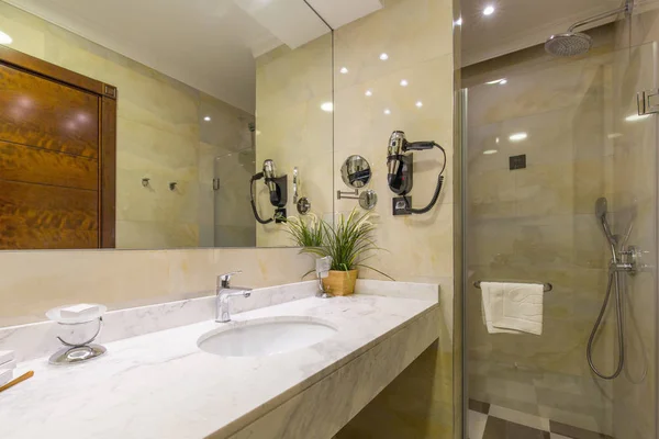 Interior do banheiro do hotel com cabine de chuveiro — Fotografia de Stock