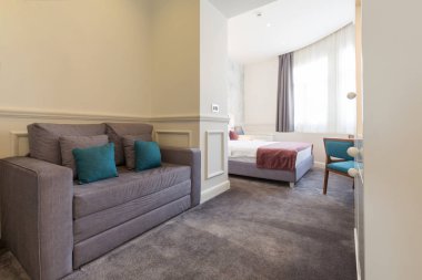 Lüks bir otel odasının içinde.