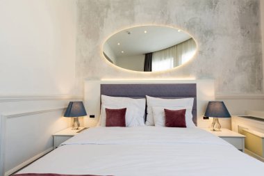 Lüks bir otel odasının içinde.