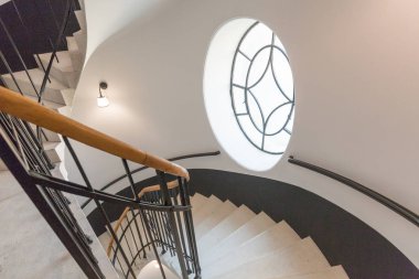 Aşağı doğru sargılı spiral merdivenin yüksek açı görünümü