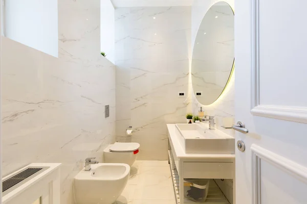 Интерьер роскошной ванной комнаты отеля — стоковое фото