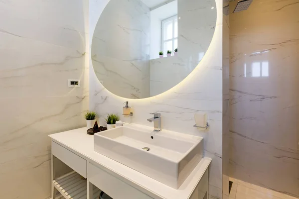Інтер'єр розкішної ванної кімнати готелю — стокове фото