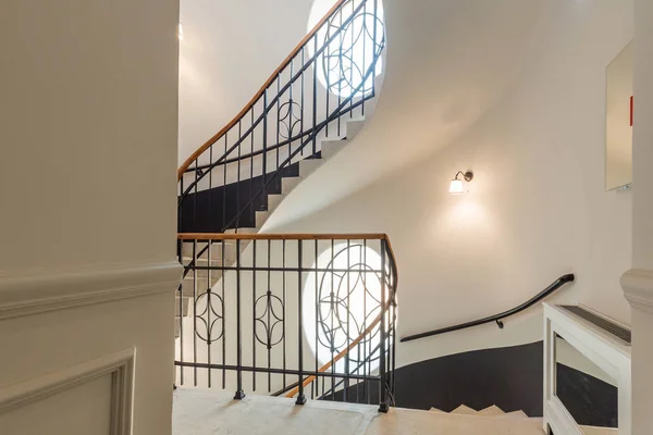 Escalier en colimaçon dans le bâtiment résident — Photo