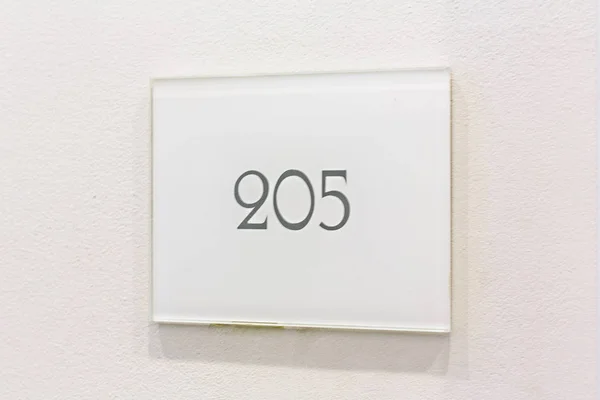 Número de habitación en la pared del hotel — Foto de Stock