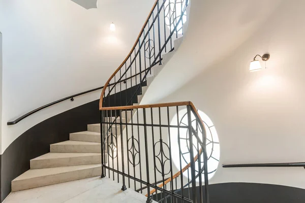 Escalera de caracol en edificio residente — Foto de Stock