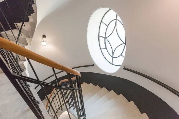 Aşağı doğru sargılı spiral merdivenin yüksek açı görünümü — Stok fotoğraf