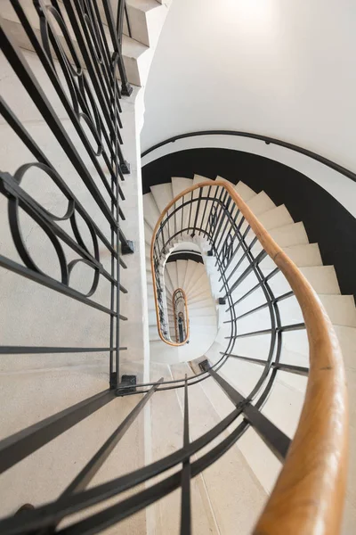 Vue à angle élevé de l'escalier en colimaçon tournant vers le bas — Photo