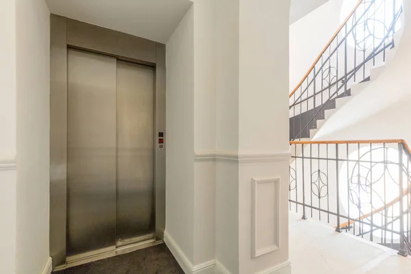 Couloir de construction avec ascenseur — Photo