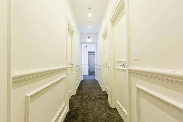Wnętrze hotelu, biały korytarz z drzwiami — Zdjęcie stockowe
