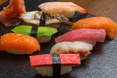 Suşi seti siyah taş üzerinde servis