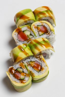 Somon avokado suşi rulo bir tabak tabaktabak tabak tabak tabak tabak tabak tabak tabak tabak tabak tabak tabak tabak tabak tabak tabak tabak tabak