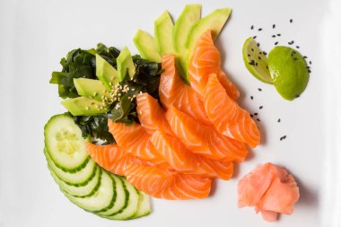 Çiğ somon avokado salatalık bir tabak tabak tabak tabak tabak tabak tabak tabak tabak tabak tabak tabak tabak tabak tabak tabak tabak tabak tabak tabak tabak