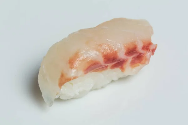 Nigiri sushi sur fond blanc — Photo