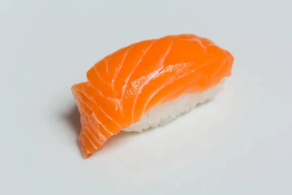 Nigiri sushi op witte achtergrond — Stockfoto