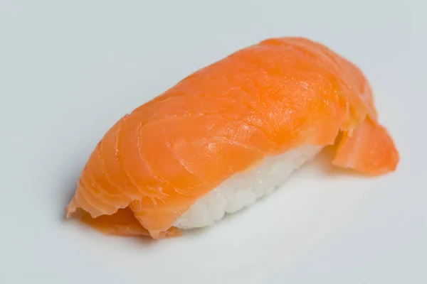 Nigiri sushi no fundo branco — Fotografia de Stock