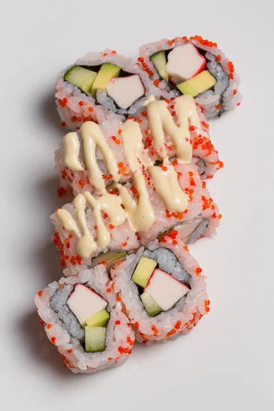 Rulouri de sushi Uramaki cu creveți, castravete acoperite cu sos și — Fotografie, imagine de stoc
