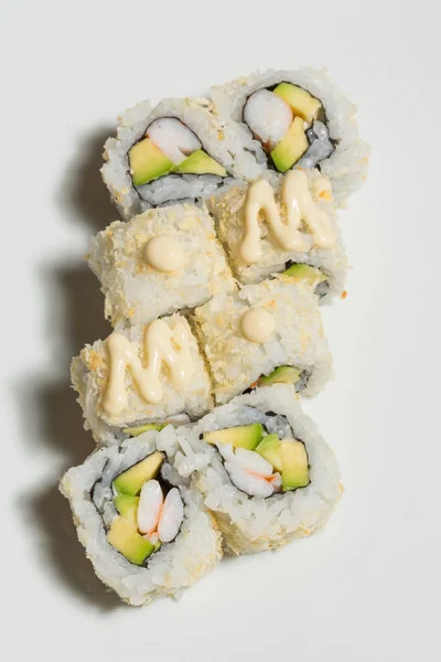 Uramaki Sushi met Surimi krab, avocado — Stockfoto