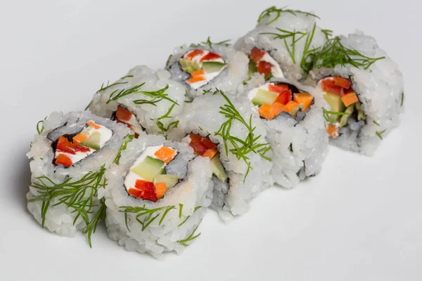 Role de sushi cu morcov, castravete și brânză cremă în di tocate — Fotografie, imagine de stoc
