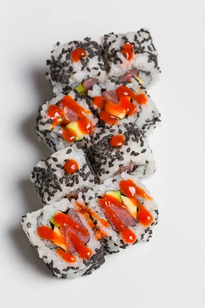 Rolă de sushi de somon afumat cu susan negru organic — Fotografie, imagine de stoc