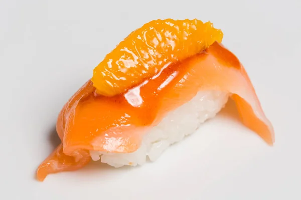 Nigiri sushi na bílém pozadí — Stock fotografie
