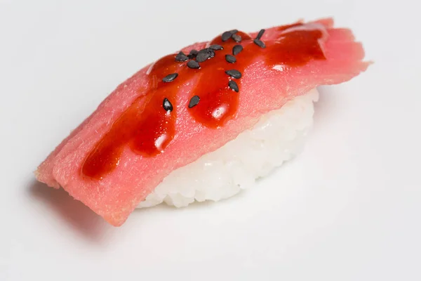 Nigiri sushi op witte achtergrond — Stockfoto