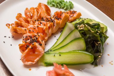 Somon avokado salatalık yosun ve wasab ile bir tabak tabaktabak tabaktabak tabaktabak tabaktabak tabaktabak tabaktabak tabaktabak tabaktabak tabaktabak tabaktabak tabaktabak tabaktabak tabaktabak tabaktabak tabaktabak tabaktabak tabaktabak