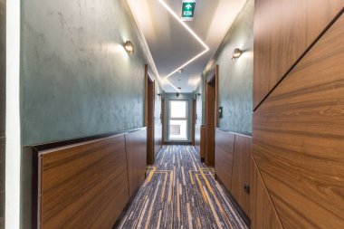 Otelin iç halı koridor koridoru