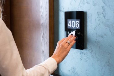 Oda numarası ile elektronik otel odası erişim paneli el