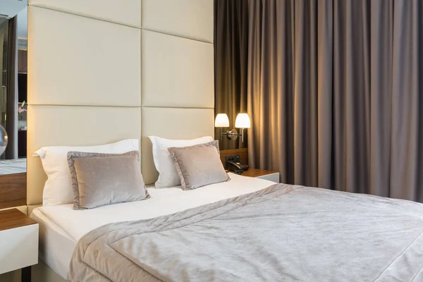 Interior de un lujoso hotel cama doble dormitorio —  Fotos de Stock