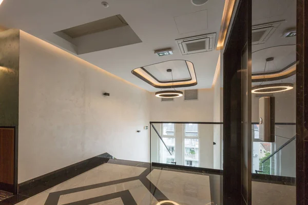 Innenraum eines glänzenden Marmorhotelkorridors — Stockfoto