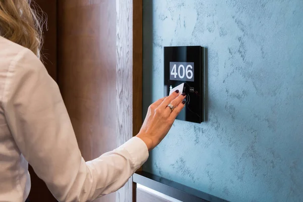Hand op elektronische hotelkamer toegangspaneel met kamer nummer — Stockfoto