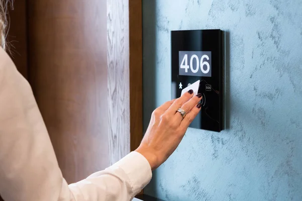 Hand on electronic hotel room access panel with room number — Stock Photo, Image