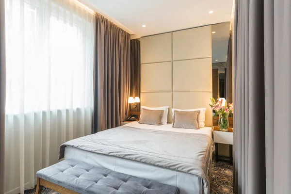 Interieur eines Luxushotels mit Doppelbett — Stockfoto