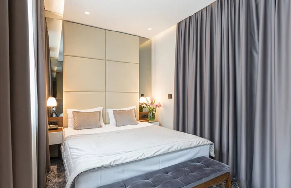 Interieur eines Luxushotels mit Doppelbett — Stockfoto