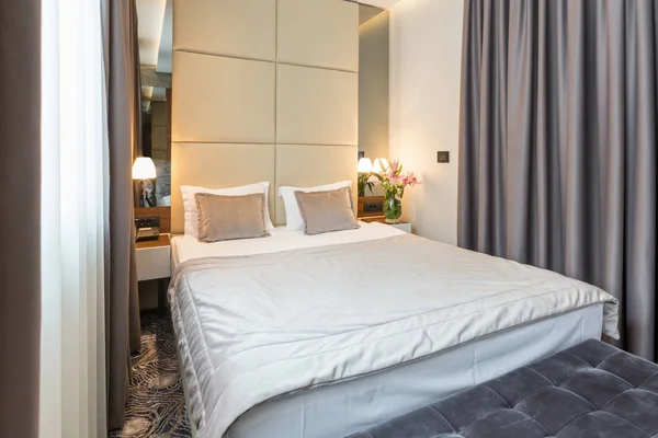 Interiér luxusního hotelového pokoje s dvojitou postelí — Stock fotografie