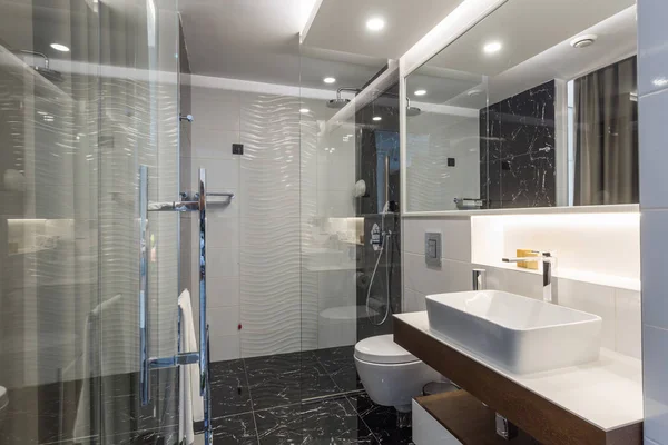 Wnętrze luksusowej łazienki hotelowej ze szklaną kabiną prysznicową — Zdjęcie stockowe